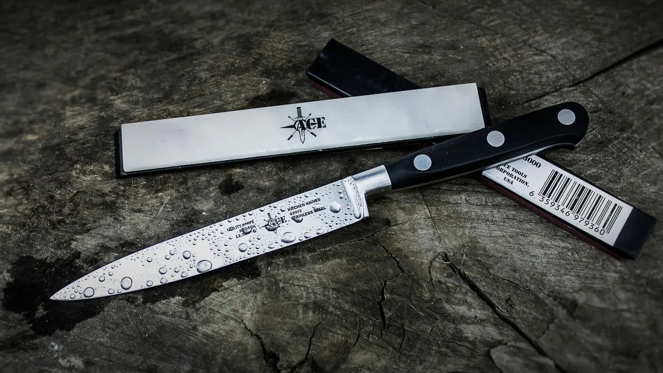 Bevásárlóközpontban esett össze 5 ember, mindenütt mentősök