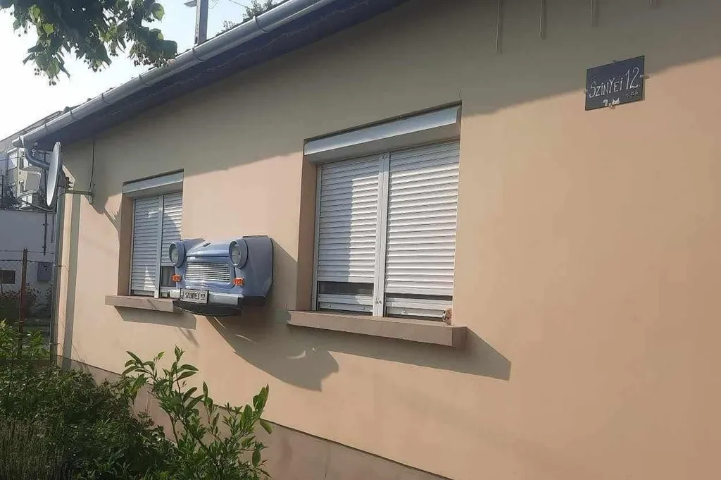 Kecskeméten két utcára is Trabant néz a házból  Fotó: autoszlalom.hu