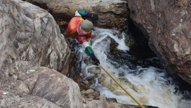 Az óriási mentőakcióban a rendőrség, a mentők és más hatóságok is közösen dolgoztak.