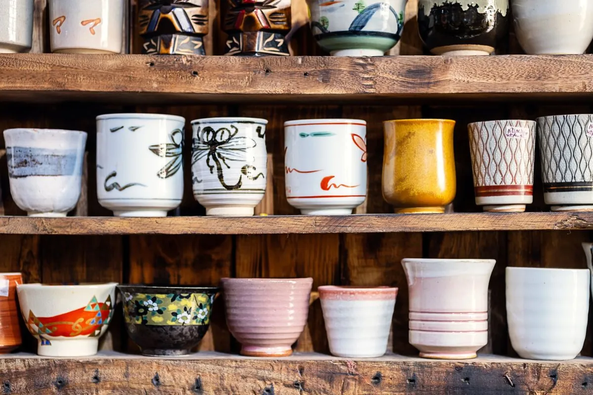 7 tárgy Various,Pottery,Ceramic,Displayed,On,Wooden,Shelves,At,Store.