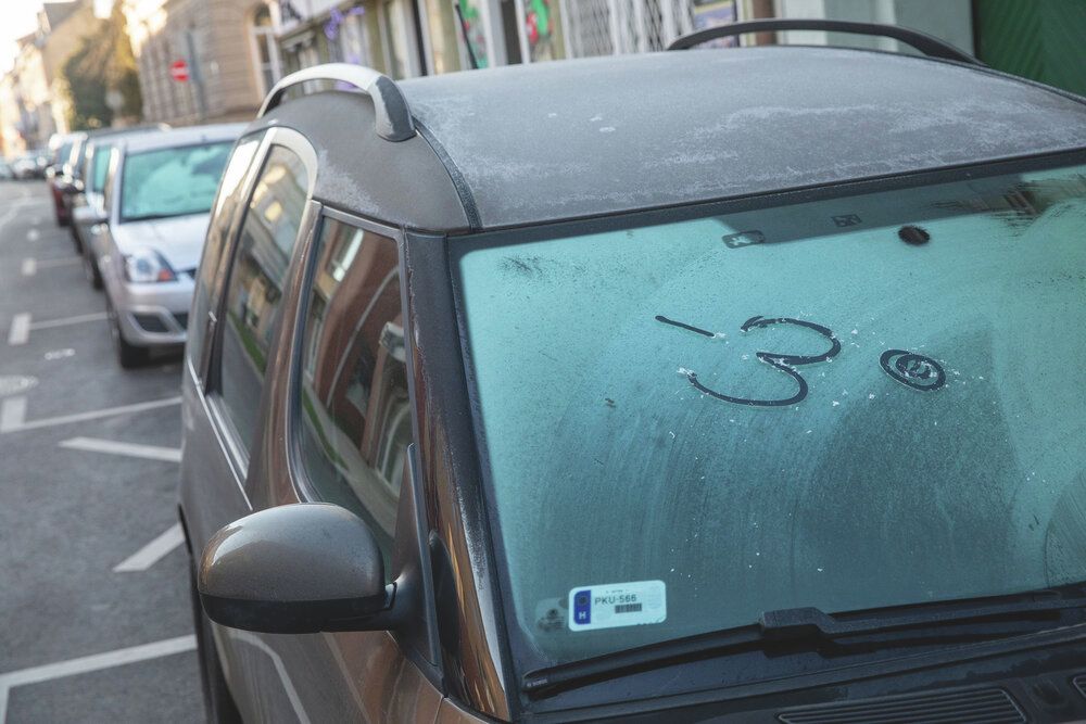 jég jegyes szélvédő jégkaparás