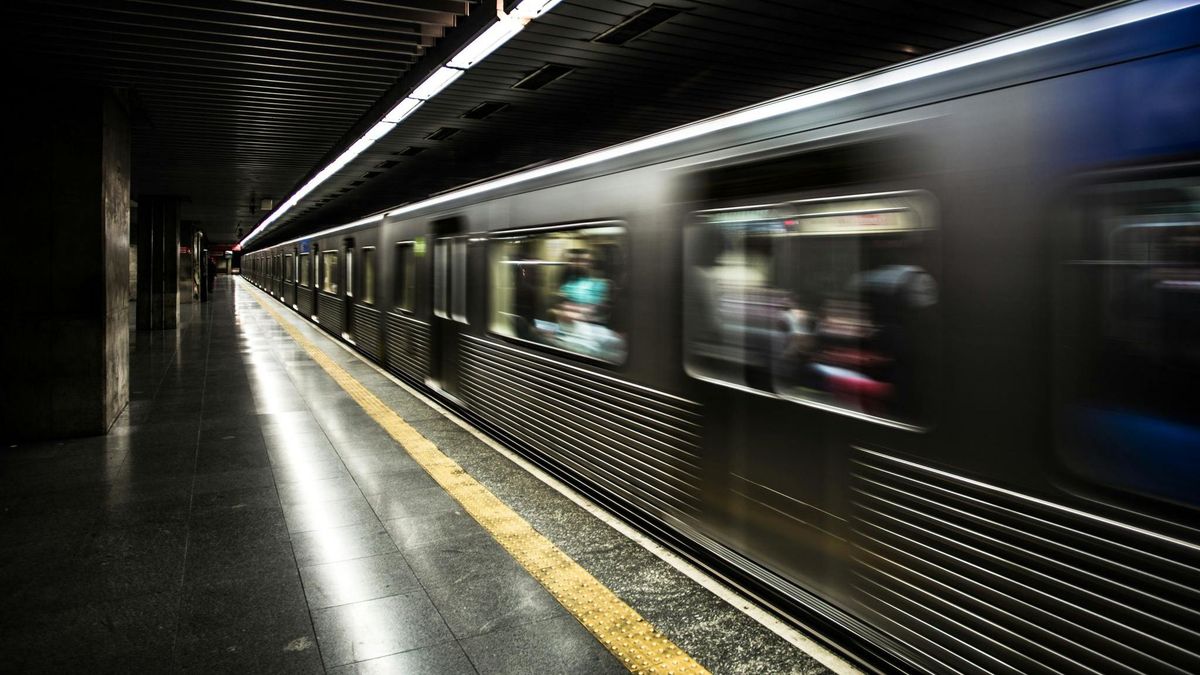 Borzalom: a metró elé löktek egy férfit, videón a meghökkentő támadás