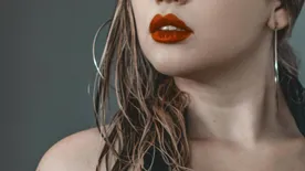 Letolt nadrág, tangabugyi: mindent megmutatott a szőke bombázó