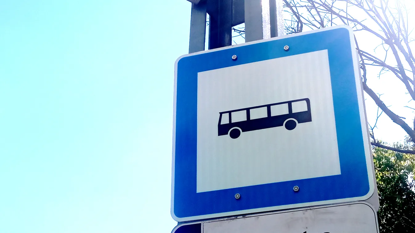 Busszal karambolozott két autó, hatalmas baleset történt