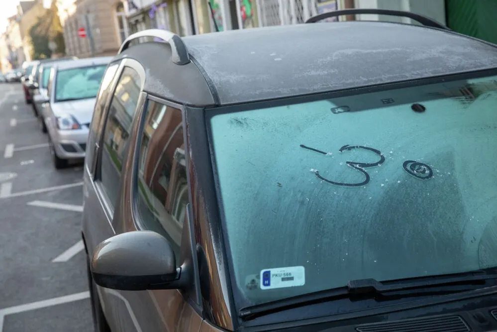 jég jegyes szélvédő jégkaparás