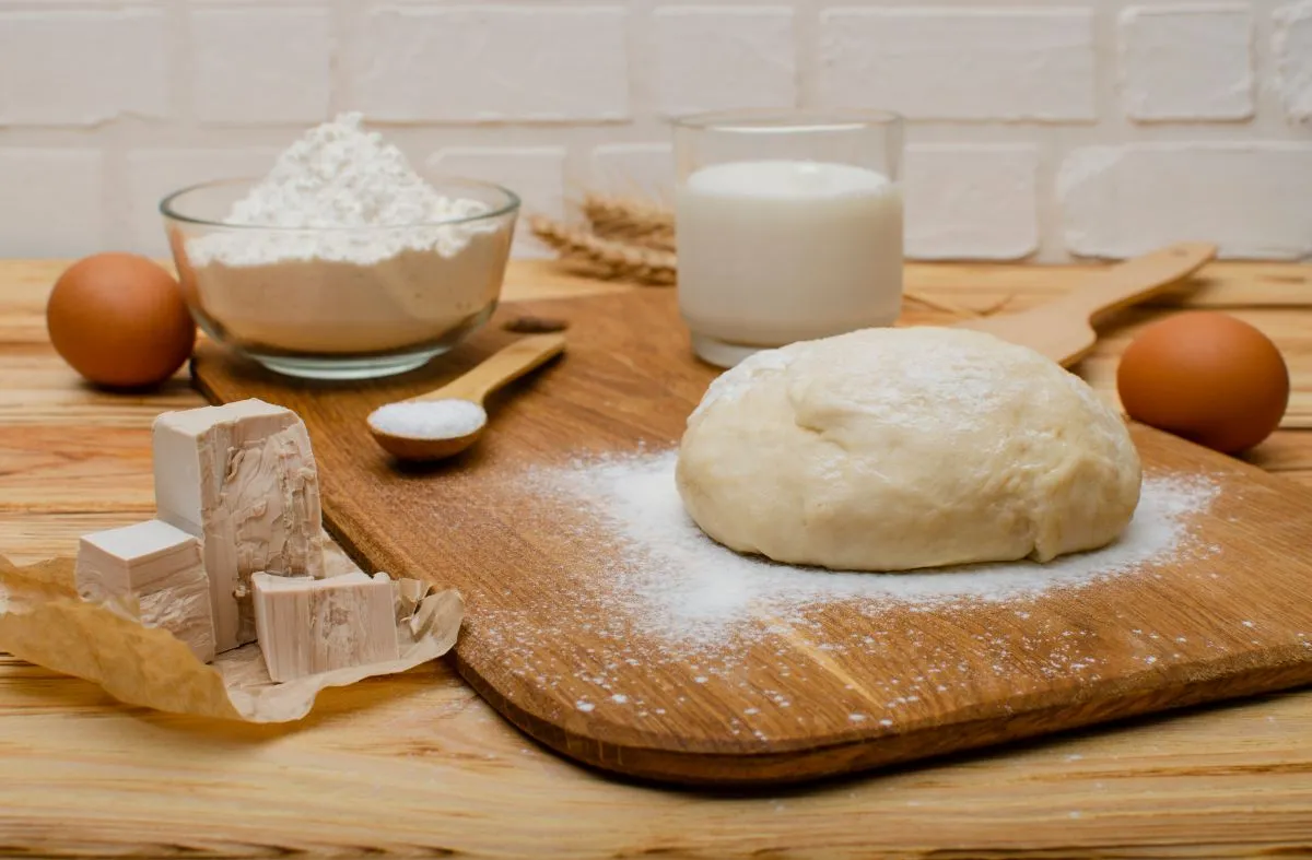 Élesztő Fresh,Yeast,,Fresh,Dough,On,A,Cutting,Board,Dusty,With
