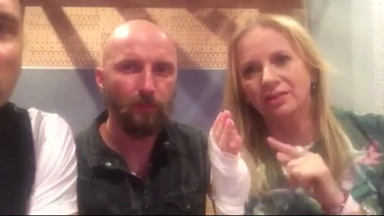 Élő adásban szúrták meg a műsorvezetőt