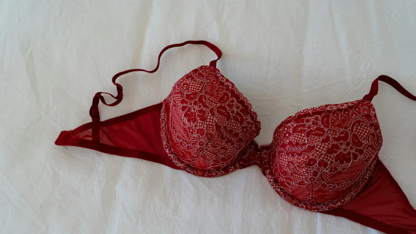 Forró fotók: egy ágyban kapták le a szexi barátnőket