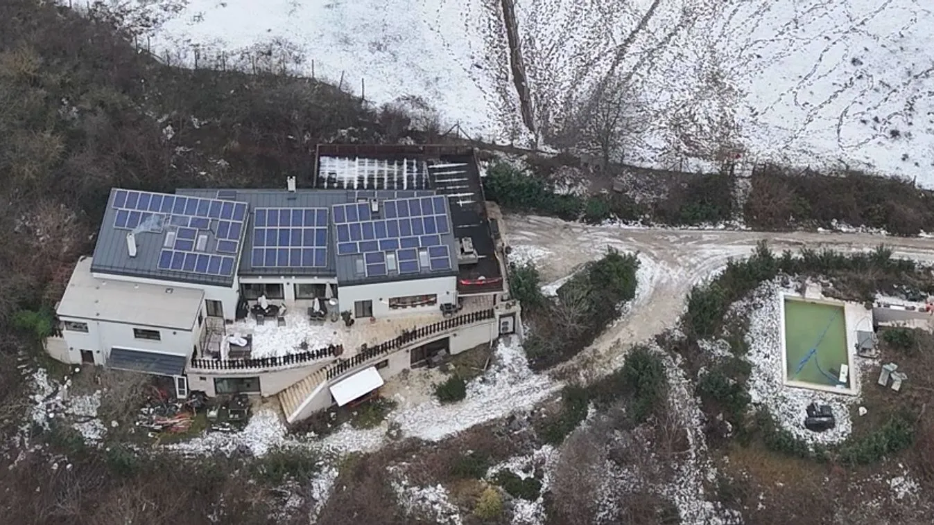 Hatalmas villában lakik a Brüsszel kreálta hatóság elnöke