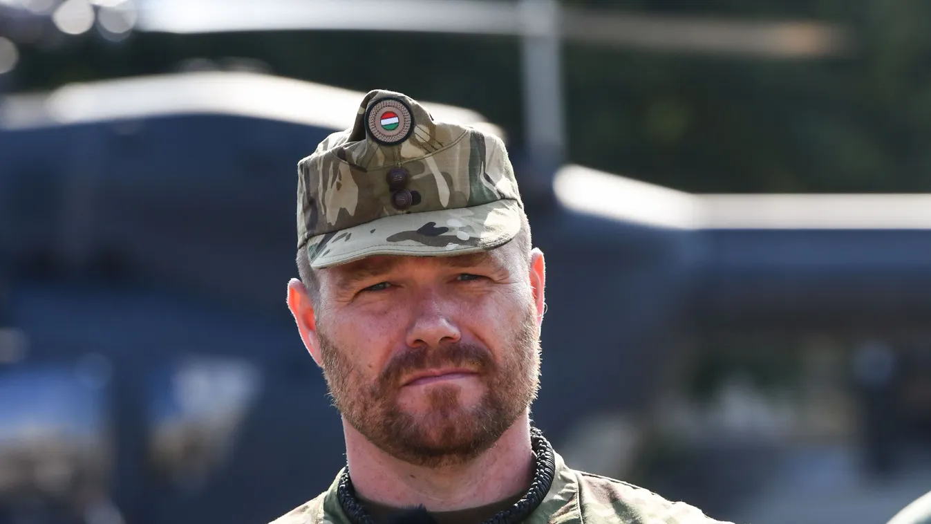 A Kiképzés zászlósa megküzdött az előítéletekkel