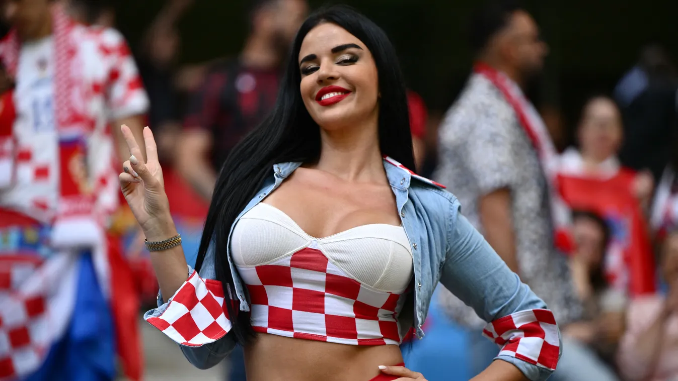 Kibuggyannak a foci-vb kebelcsodájának óriási mellei