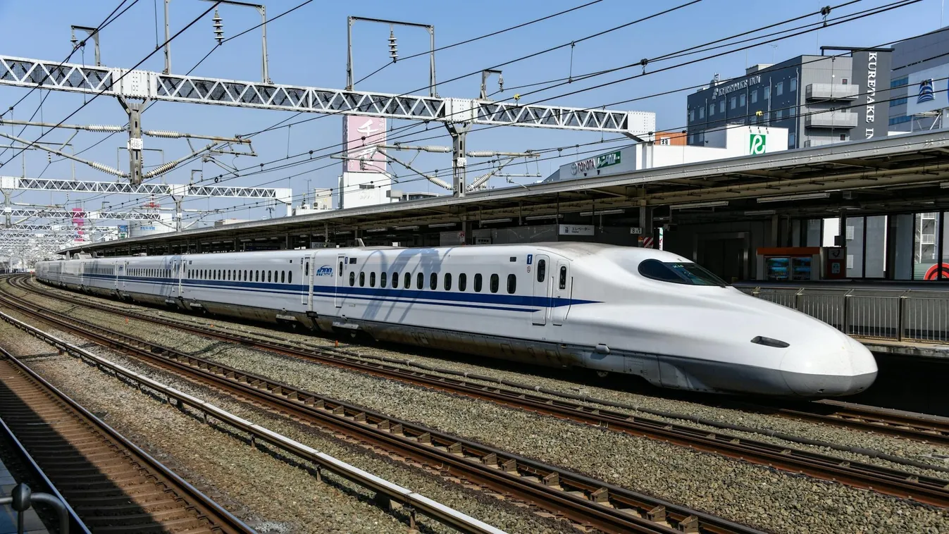  300-zal robogó vonat szélén csüngött a magyar férfi