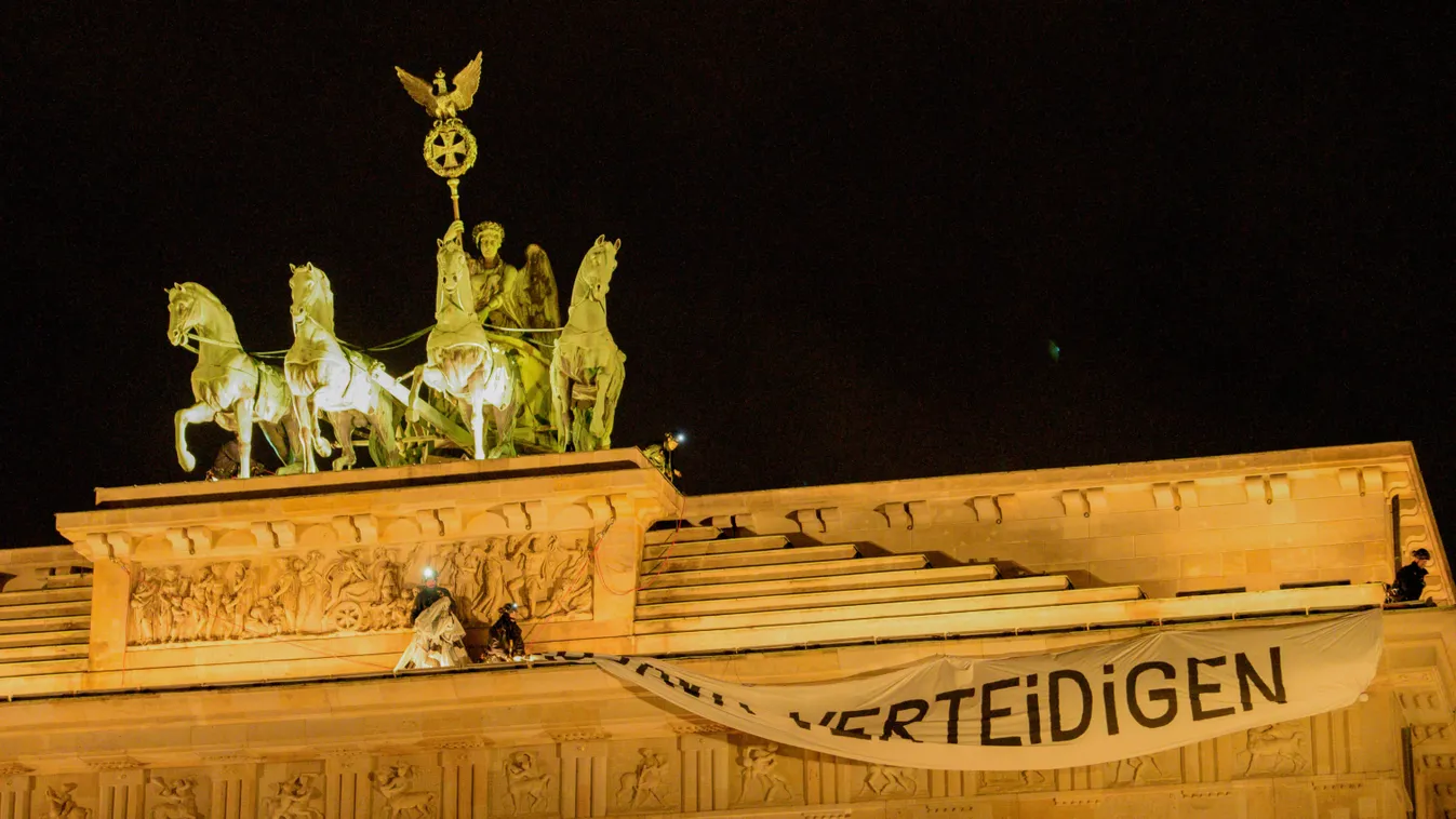 10 év alatt 2,4 millió migráns érkezett Németországba
