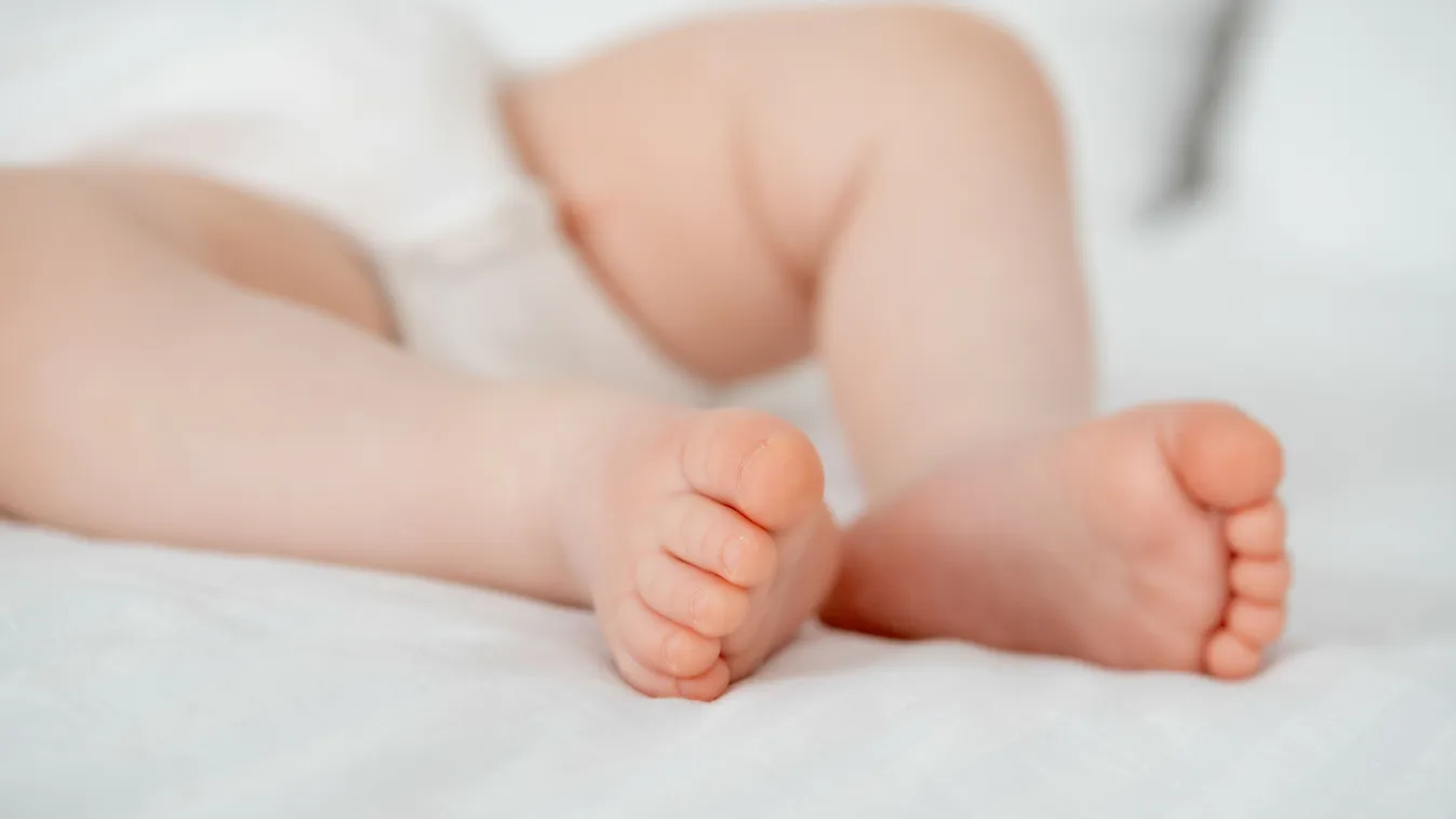 Angyalarcú csecsemő tűnt el: kégbeesve keresik Alinát