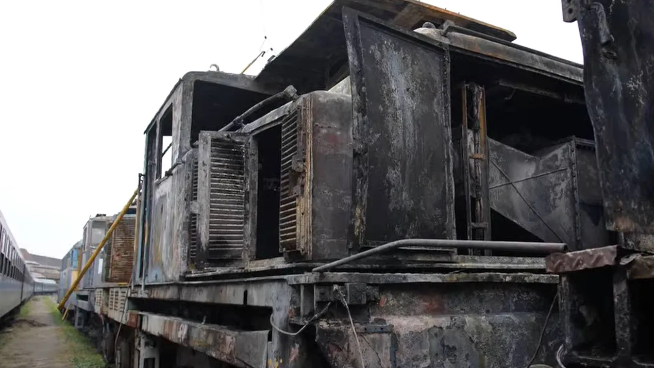 Ennyi maradt a Keletiben kigyulladt vonatból – videó