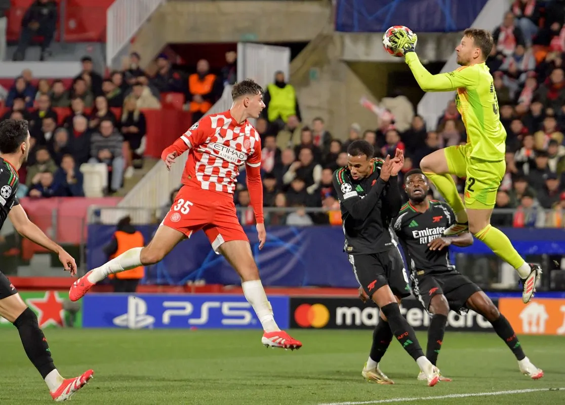 Yaakobishvili Antal (balra) fejjel veszélyeztette is az Arsenal-kaput