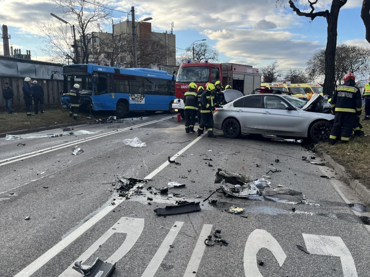 Többen megsérültek, amikor egy busz és egy személyautó ütközött hétfőn Budapesten, a Jászberényi úton 