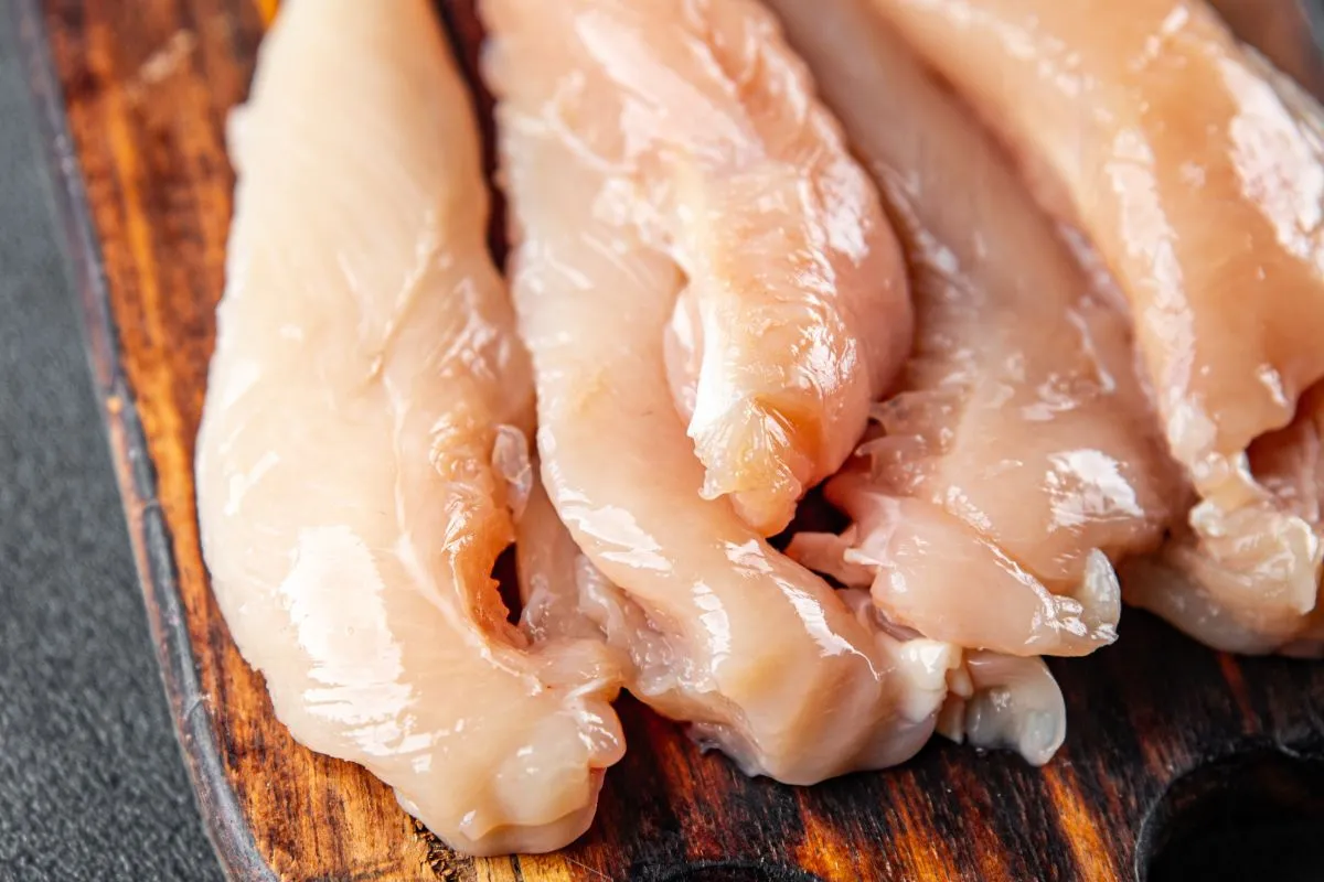 Sós vízben a legegyszerűbb a csirke pácolása.