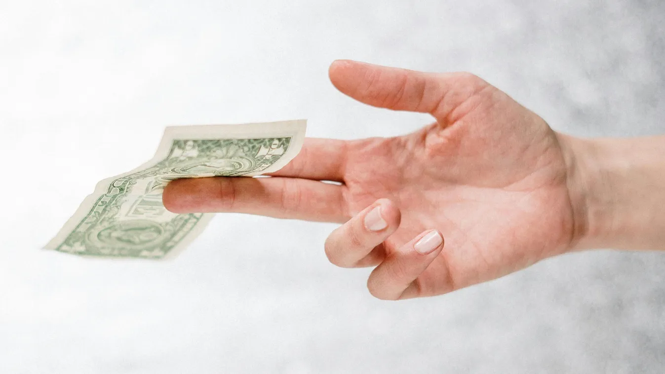 Észrevétlenül próbált lopni az idősember, majd leült.