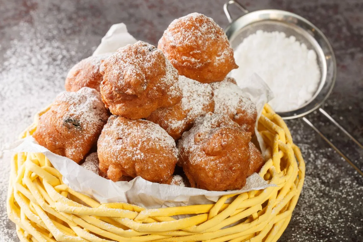Oliebollen fánk Dutch,Oliebollen,With,Icing,Sugar,Closeup,In,The,Basket,On