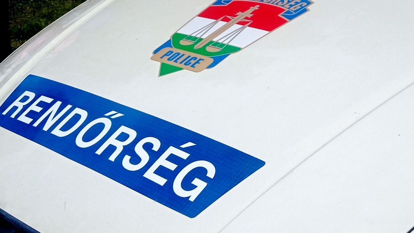 Leesett a hó: kisbusz és autó karambolozott, teljes útzár