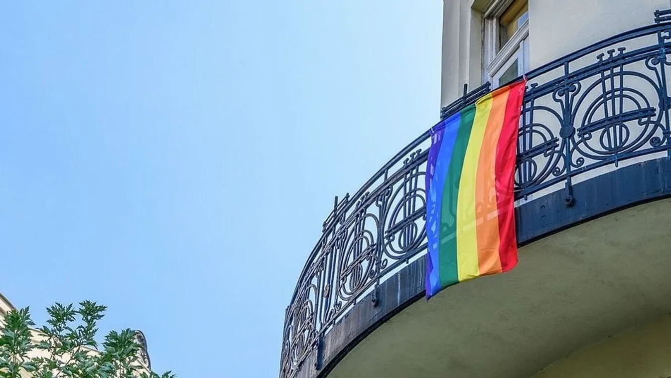 Betiltották az LMBTQ-zászlót az amerikai nagykövetségeken