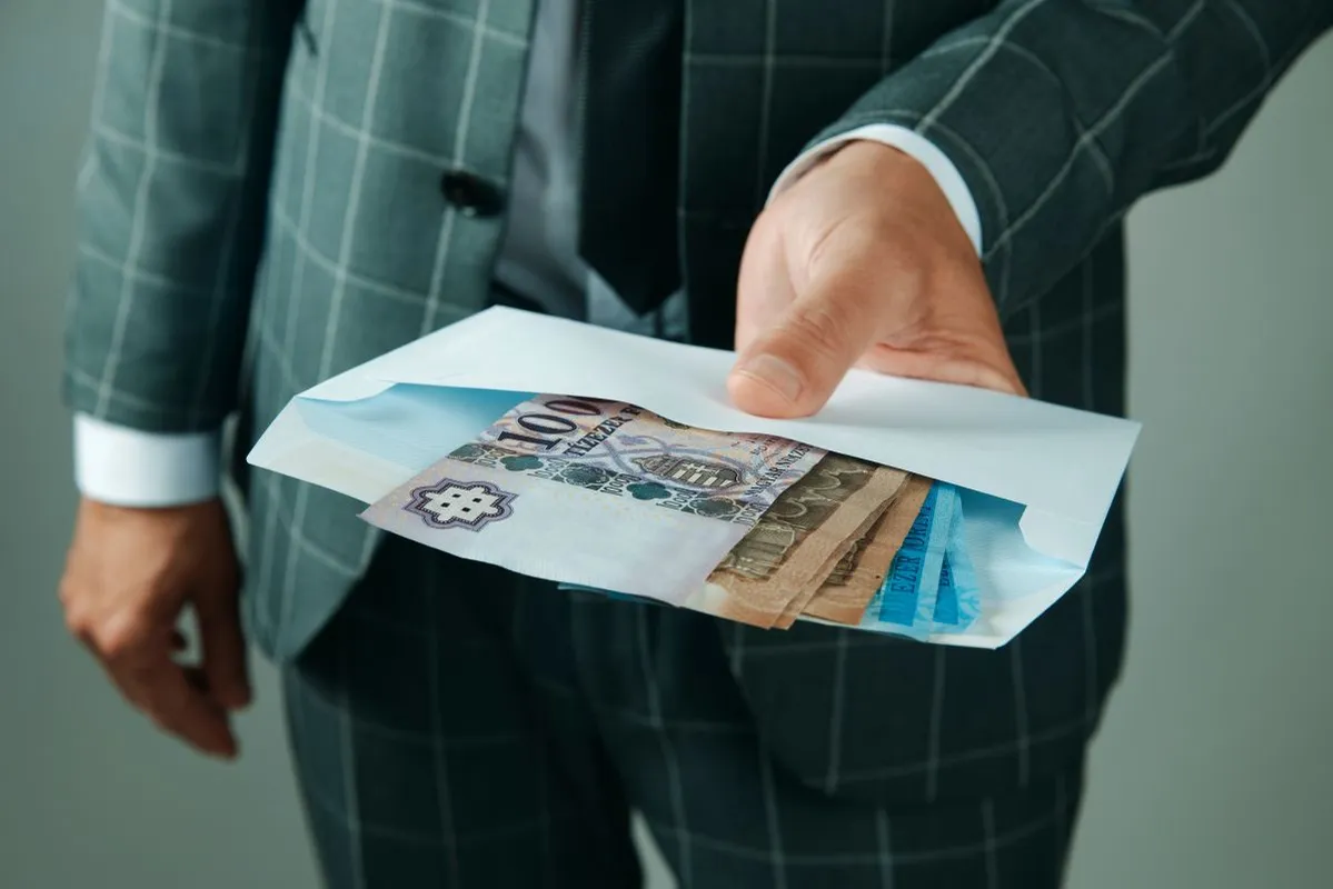 levél pénz boríték vesztegetés kenőpénz fizetés összeg