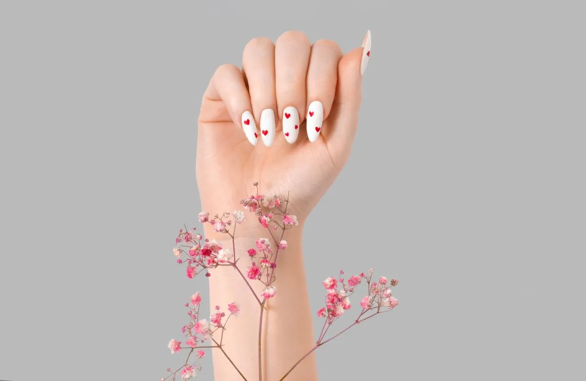 Manikűr Female,Manicure,One,Hand,With,Gypsophila,Flowers,Gel,Polish,White
