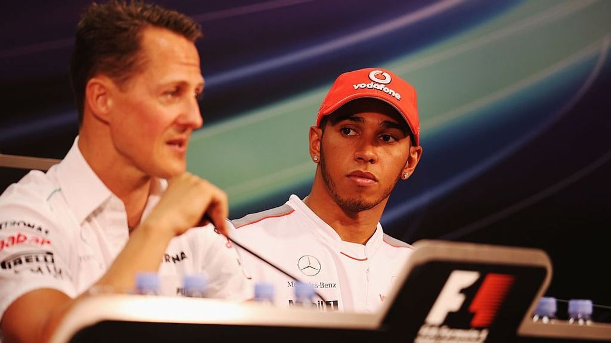 Lewis Hamiltont Schumacher villája előtt fotózták le