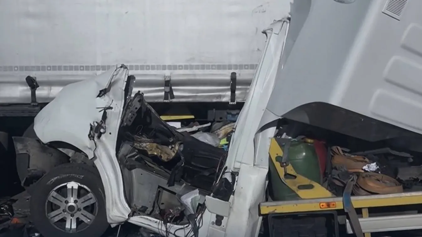 Kamionba csapódott egy fiatal sofőr az M1-esen