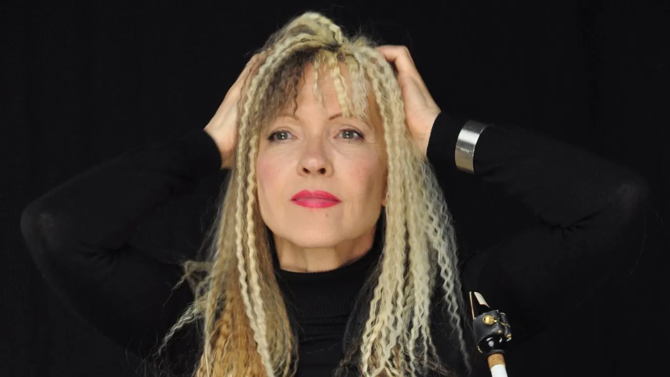 Marcellina vak gyerekeket tanít szaxofonozni