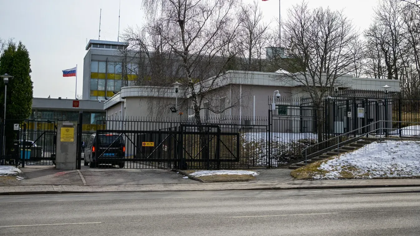 Autóval hajtott az orosz nagykövetségnek egy ukrán férfi