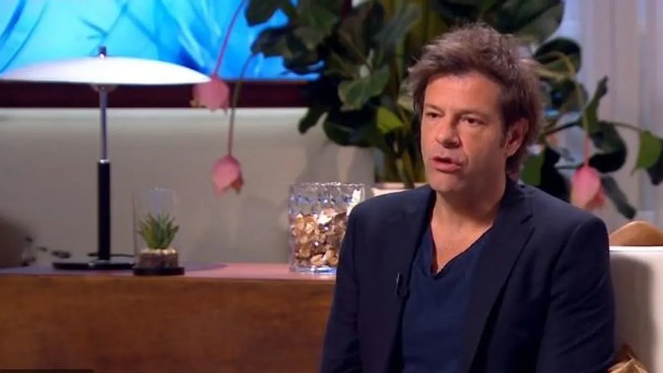 Fekete-fehér képsorokkal jelentette be Tilla a hírt