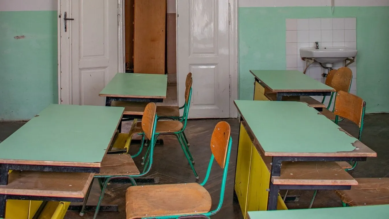 Mindent hátrahagyva tűntek el a falusi iskolából