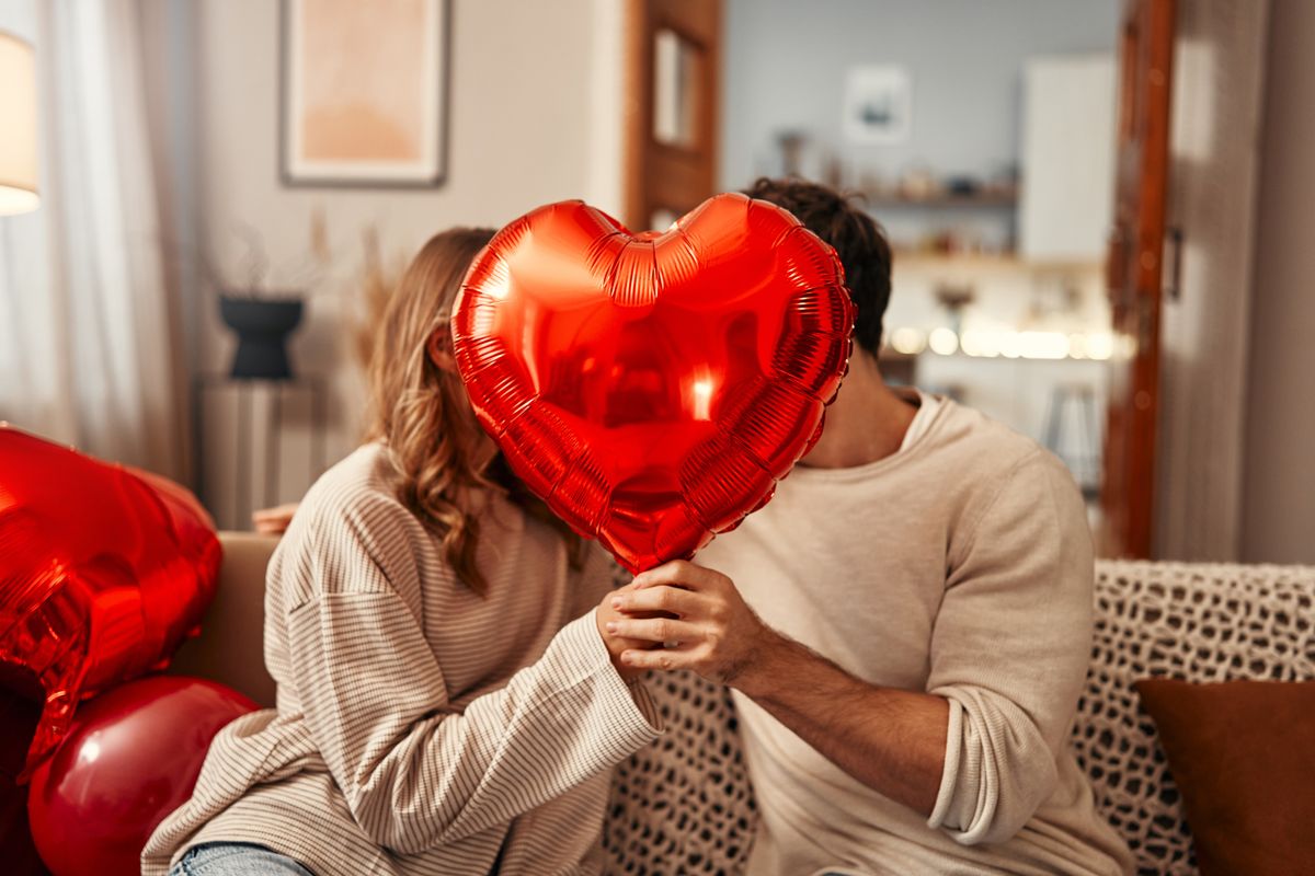 Szerelem Happy,Valentine's,Day.,Young,Couple,In,Love,Holding,A,Heart-shaped