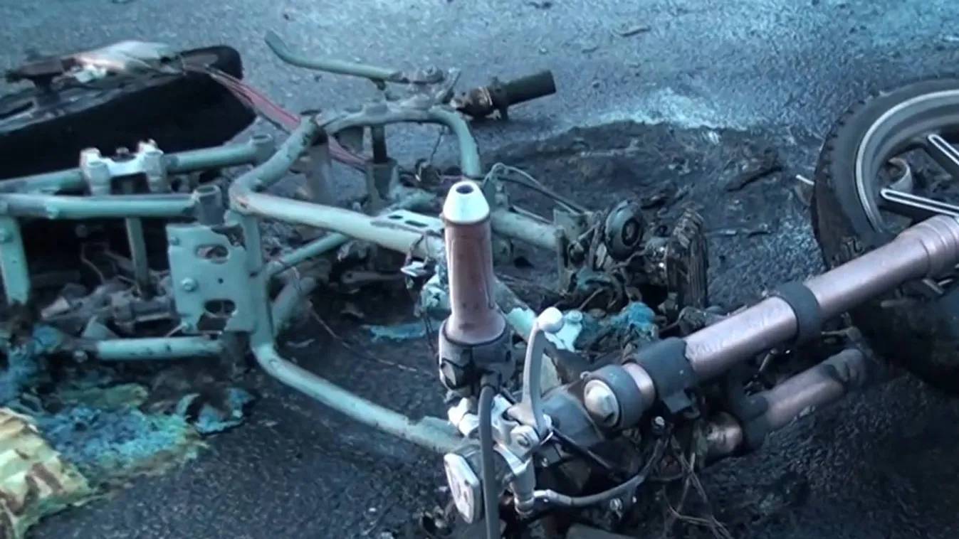 Brutális baleset Budapesten: lángolt a motor az ütközés után