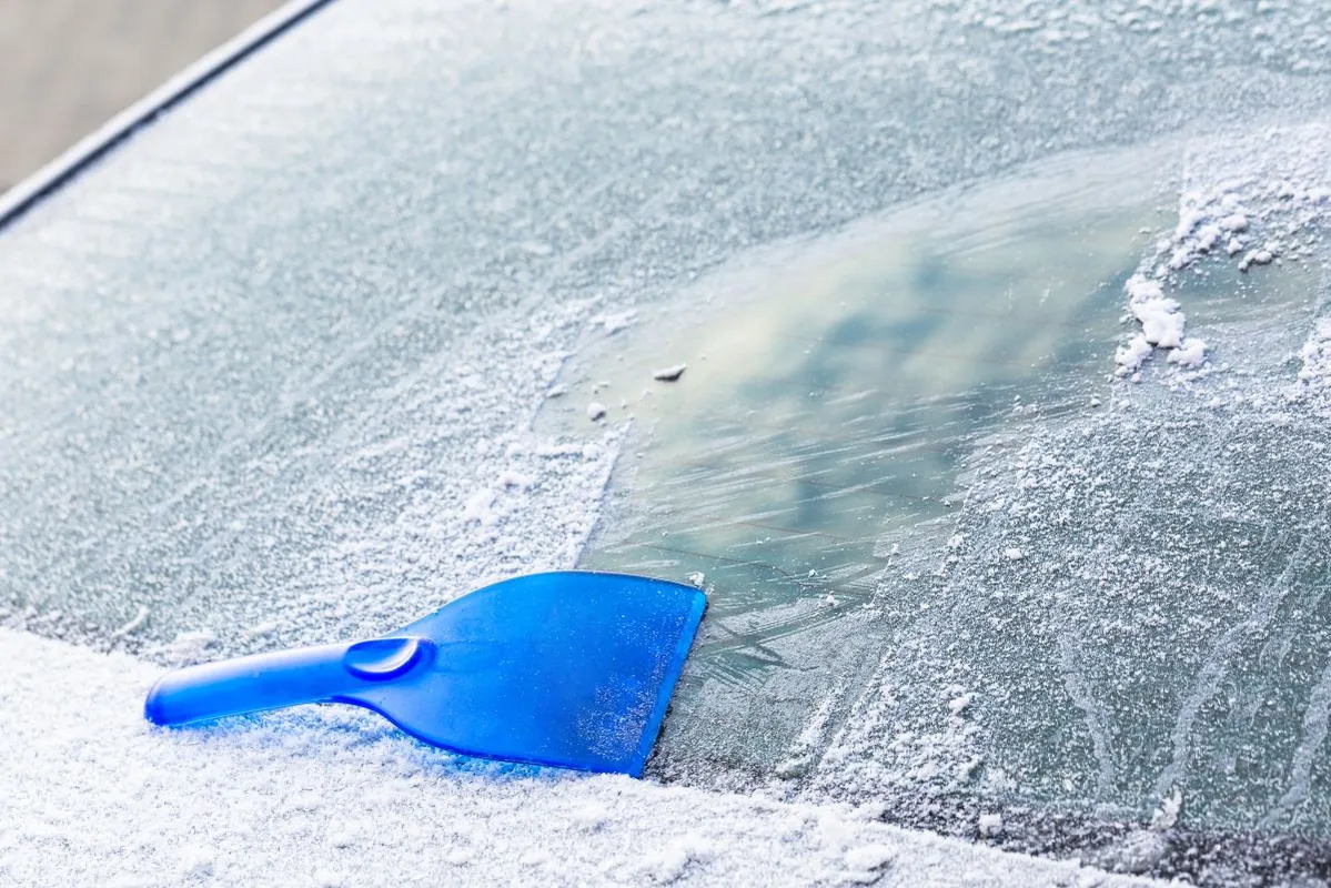 Bosszantó reggelente a jeges szélvédő. 