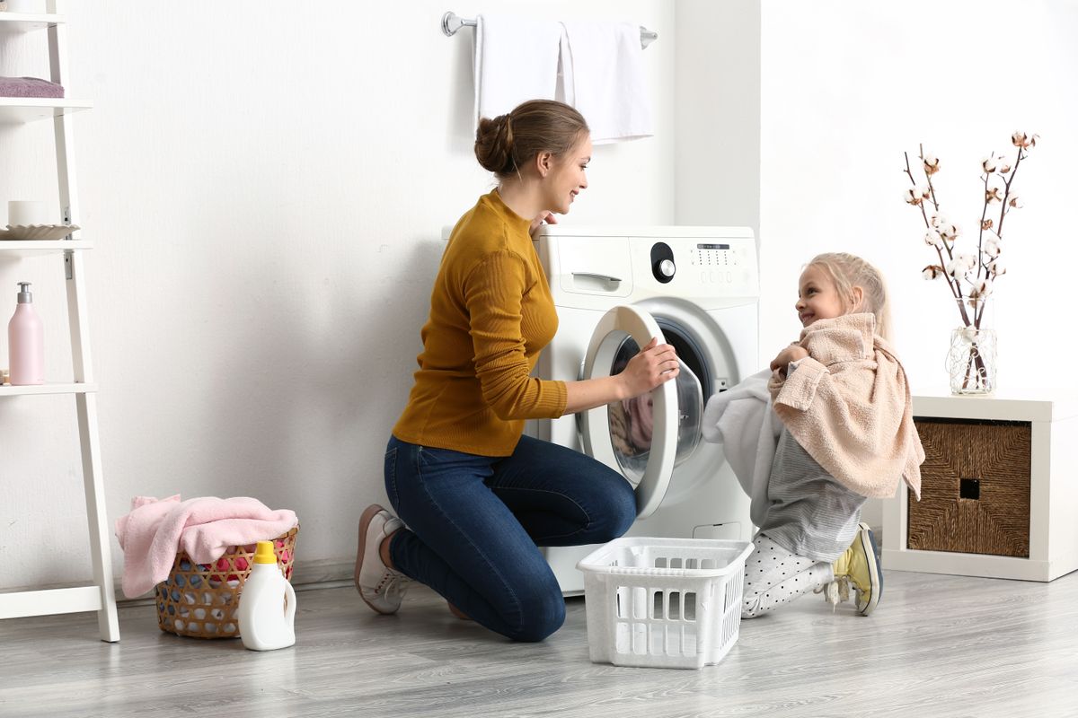 Ecet a mosáshoz Young,Woman,And,Her,Little,Daughter,Doing,Laundry,At,Home