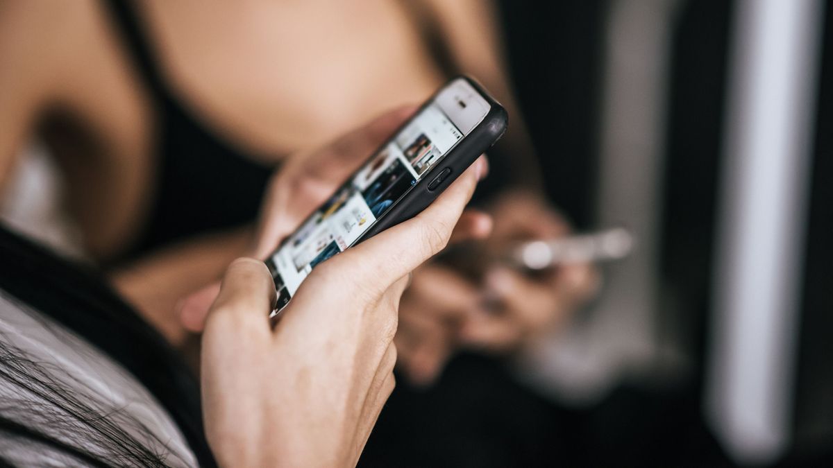 Gengszterből lett wellness-influenszer: kamu rák elleni gyógyszerrel házal az interneten