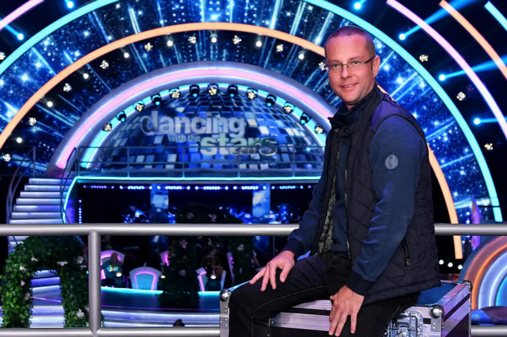 Dombóváry Kristóf mindössze nyolcéves volt, amikor a Kölyökidőbe beválogatták. A középiskoláit már az Upper Canada College-ben végezte, majd a Florida Mentorpolitan University-n szerzett rendezői diplomát. Itthon évek óta rendezőként