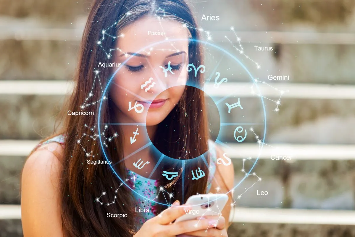 3 csillagjegy Horoscope,Astrology,Zodiac,Illustration,With,Woman,Holding,A,Phone