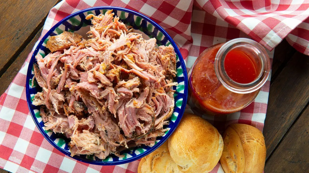Eszméletlen finom hús Pulled,Pork,With,Vinegar,Barbecue,Sauce,American,Style