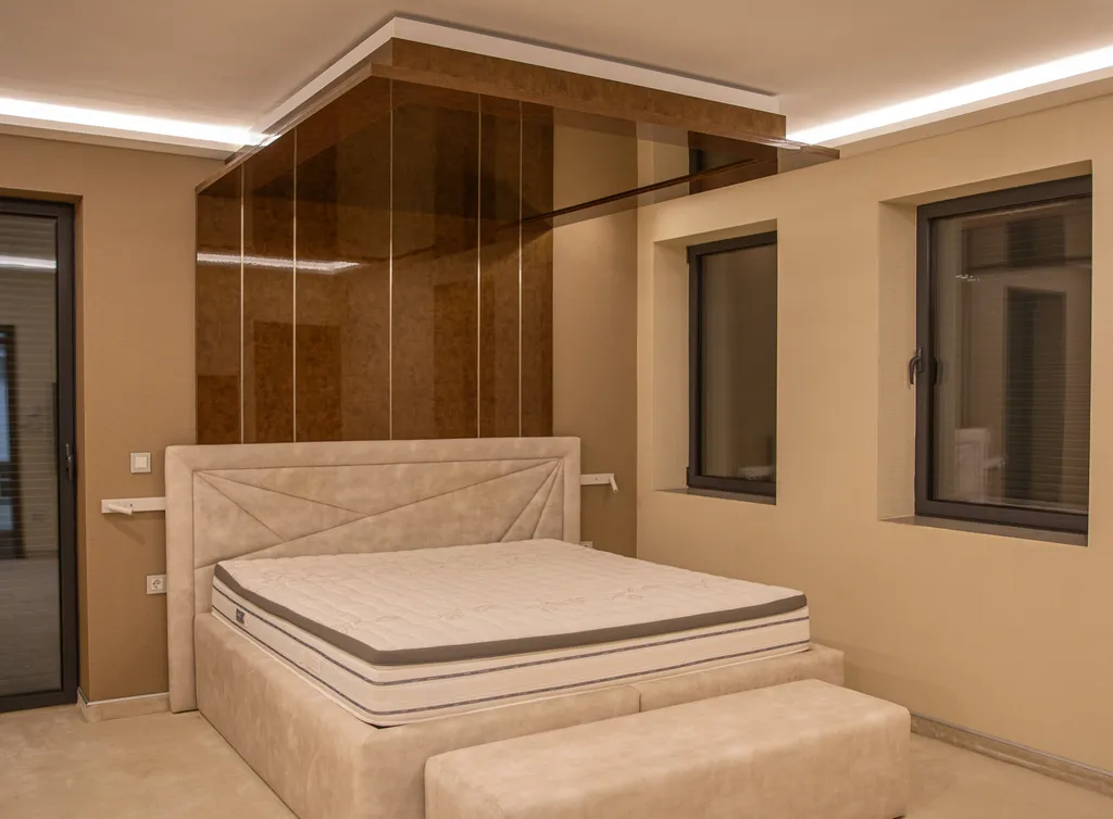 Ruszin-Szendi Romulusz hálószobája tetőablakkal és fényjátékkal