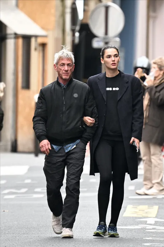 Exclusif - Prix Spécial - No Web - Sean Penn et sa compagne Valeria Nicov se promènent à Paris