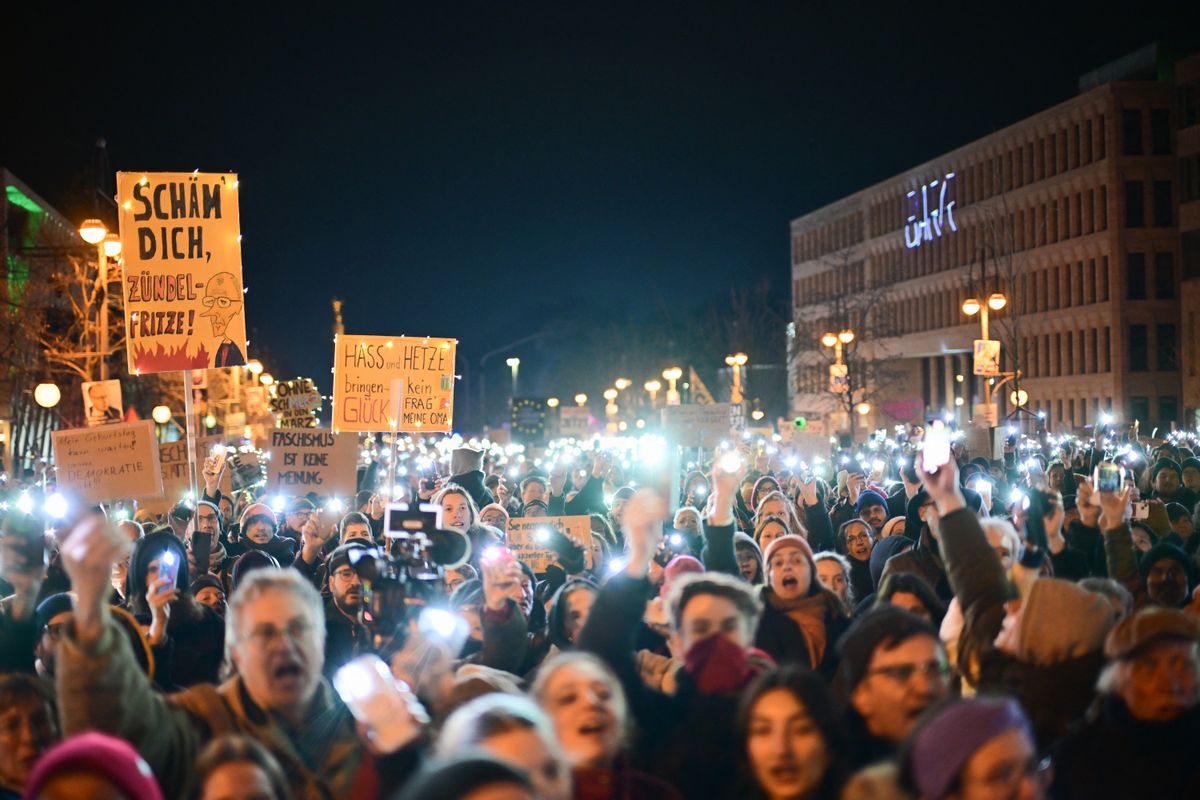 fizetett tüntetők