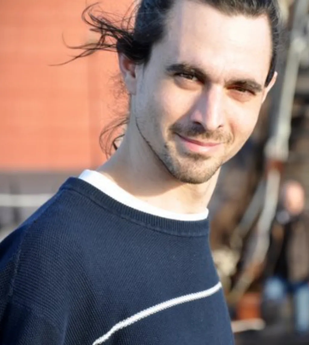 Dózsa Gergely 1990-ben csatlakozott a csapathoz, és ő lett az ügyeletes szívtipró. A Kölyökidő rendezője a debreceni Csokonai Színház Légy jó előadásában látta meg, ahol Dózsa a főszerepet játszotta. 1995-ig játszott a műsorban, akk