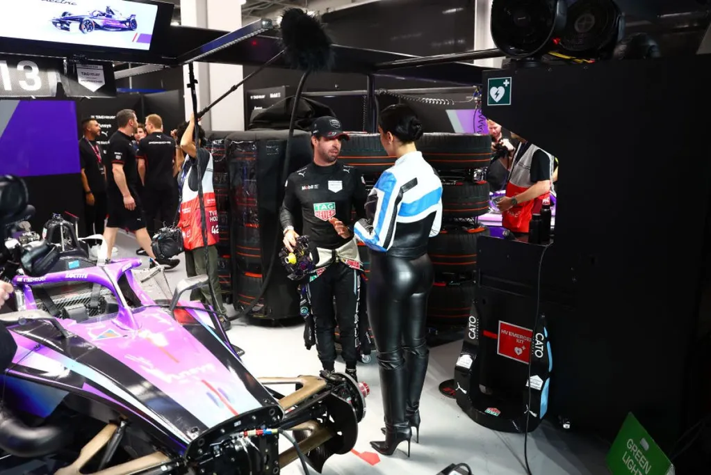 Georgina egész alakos képét is érdemes megcsodálni