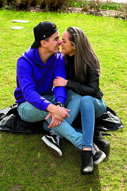 Békefi Viki és Feng Ya Ou - Építkeznek, közben lopott órákat is szereznek maguknak, a nagymama segít a gyerek mellett - RIPOST
