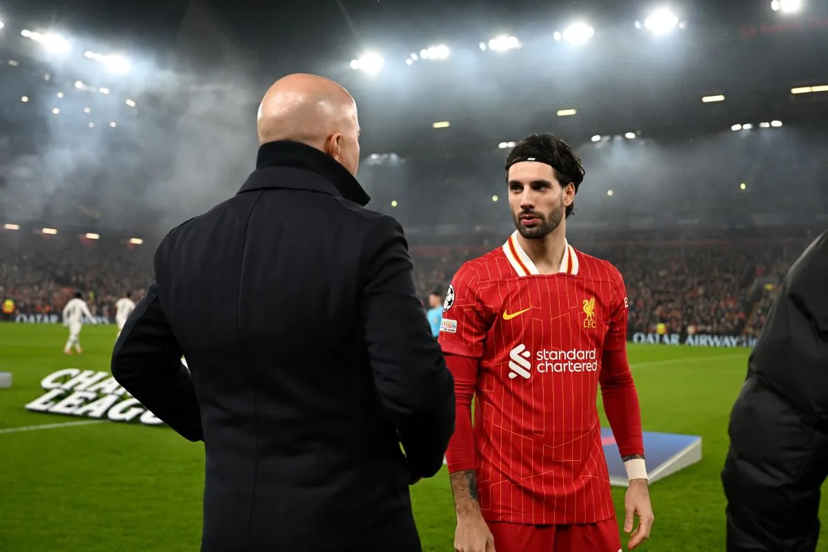 Ha Arne Slot (háttal) tartja magát az elveihez, Szoboszlai éppen a manchesteri rangadón kerülhet a kispadra