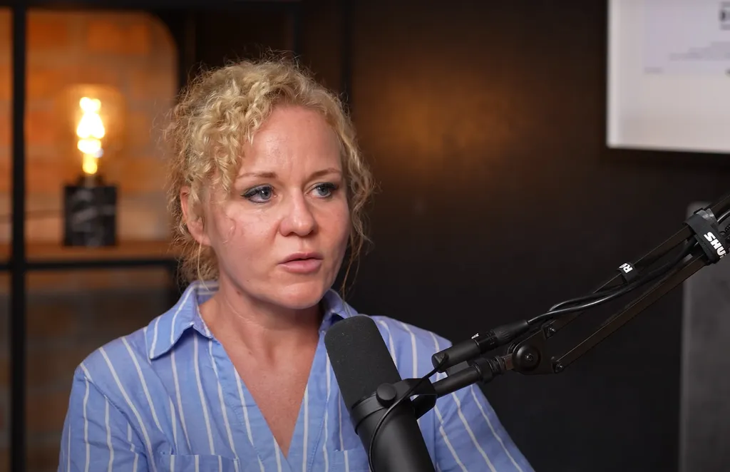 Svraka-Gévai Juli kétgyermekes családanya lett. A média világától sem távolodott el, a Rádió 1 szerkesztője. Sebestyén Balázsék reggeli műsorában is gyakran ül a mikrofon mögé, régóta együtt dolgoznak. Néhány évvel ezelőtt megosz